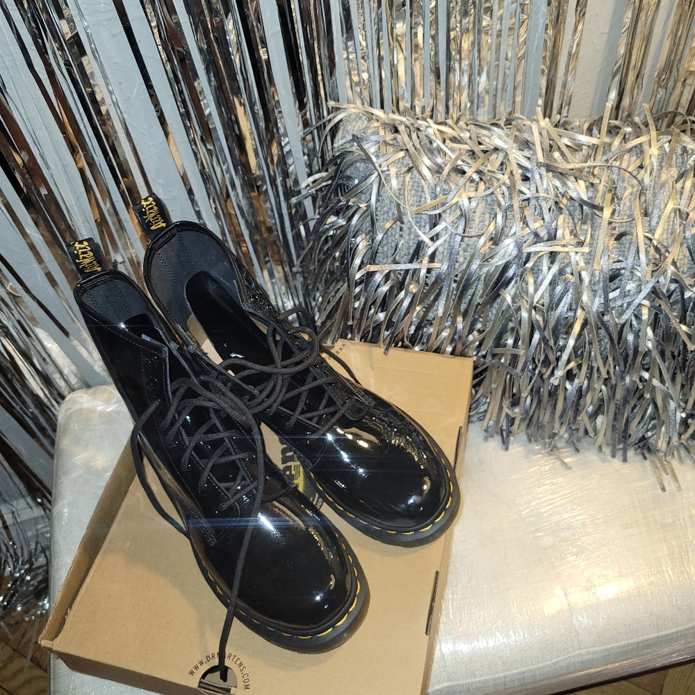 Dr.Martens COMBAT BOOT - Black WOMEN'S